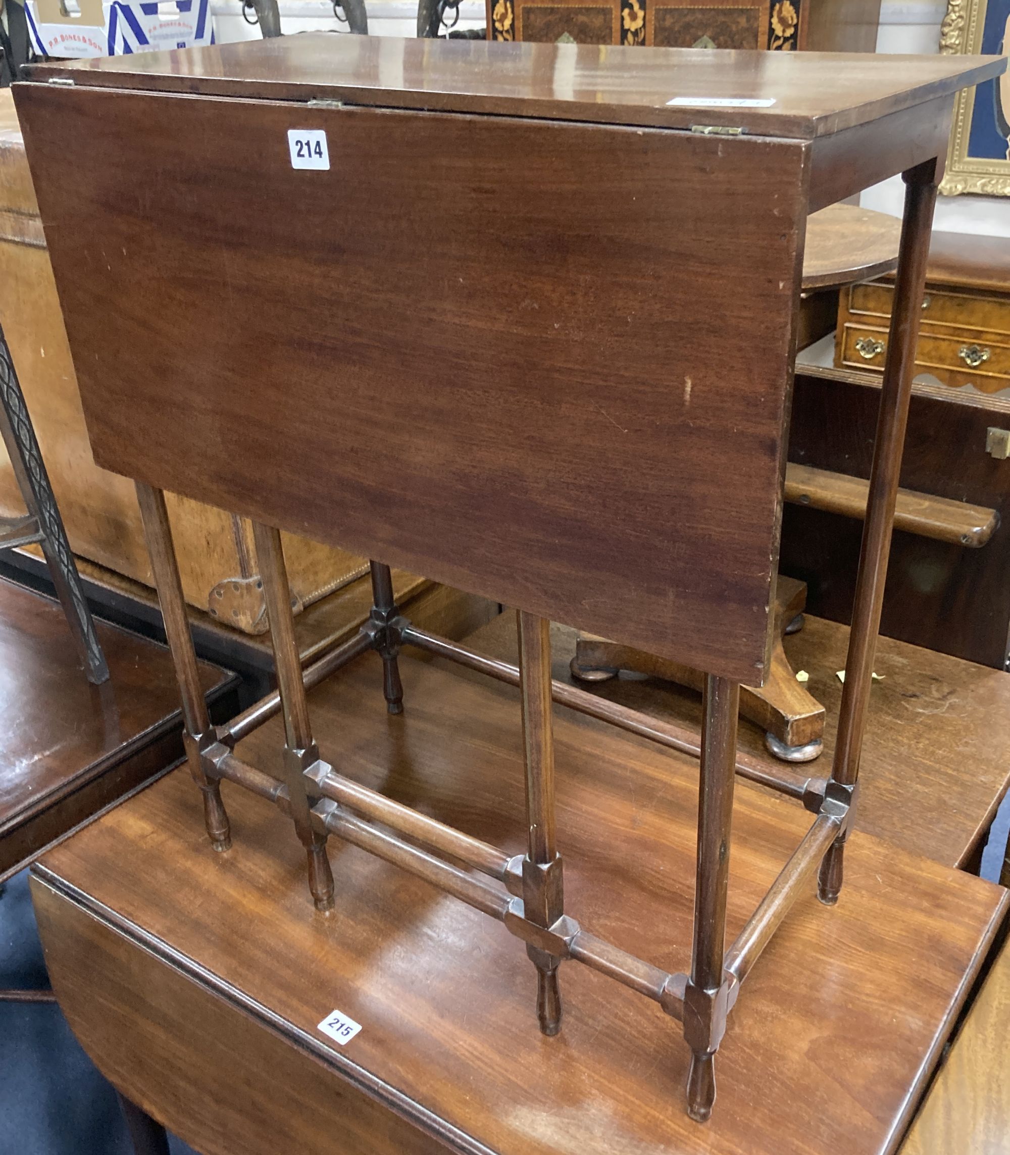 An Edwardian mahogany single drop flap spider table, width 60cm, depth 31cm, height 72cm